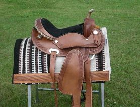 Wester, western, goedkoop western, zadel, westernzadel, mustang, full print, westernsingel, westernzadel, goedkoop westernzadel, cowboy, cowboyzadel, lederen zitting, amerikaans, beste prijs, prijs, goedkoop, goedkoopste, beste prijs, brede kamer, boom, brede boom, normale boom, voorkamer, 8013, 8302, roundskirt, rond westernzadel, rond, korte rug, pony western,