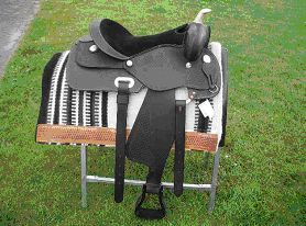 Wester, western, goedkoop western, zadel, westernzadel, mustang, full print, westernsingel, westernzadel, goedkoop westernzadel, cowboy, cowboyzadel, lederen zitting, amerikaans, beste prijs, prijs, goedkoop, goedkoopste, beste prijs, brede kamer, boom, brede boom, normale boom, voorkamer, 8013, korte rug, roundskirt, rond, kortere rug, fjord, haflinger, tinker, donkerbruin, 8302