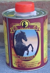 Velvet, producten, shampoo, koevoetolie, olie, leder, velvet international, velved, paarden, pony, oil, hoof oil, koevoet, leder, tuig, zadel, zadels, mentuig, tuigen, vet, grease, vettig, geel, groen, laurierolie, levertraan, manenvet, liter, goedkoop, goedkoopste, beste prijs, staldemeidoorn, stal de meidoorn