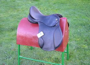 goedkoop zadel, vzh, veelzijdigheid, scherpe prijs, scherpste prijs, zadel, singel, stijgbeugels, stijgbeugel, stijgbeugelriemen, springen, springzadel, goedkoop springzadel, goedkoop veelzijdigheidzadel, goedkoop veelzijdigheidszadel, kamer, boom, brede kamer, brede boom, smalle kamer, smalle boom, schoft, geen schoft, zonder schoft, halfinger, tinker, fjord, fries, paarden zonder schoft, pony zonder schoft, inch, 17, 18, dressur, dressuur, dresuur, singelstoot, 3 punt, 3punts, 3-punts